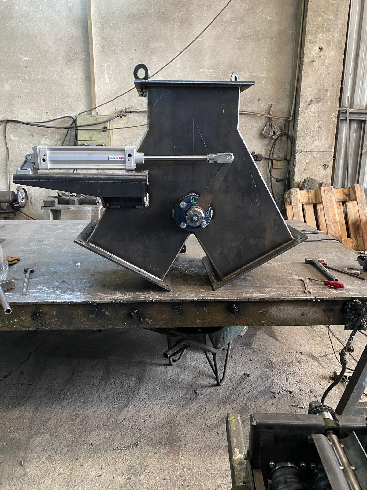 Dual-Outlet Flow Control for Bulk Materials
